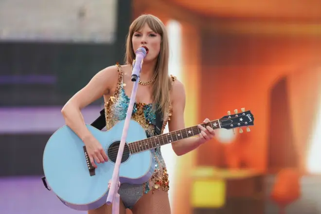 Taylor Swift sahnede gitar çalıyor
