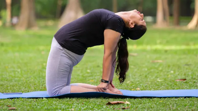 యోగా చేస్తున్న మహిళ