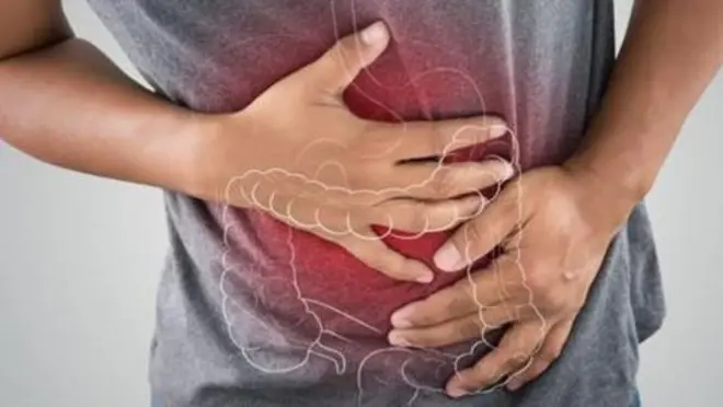 Mwanaume akiugulia maumivu ya tumbo