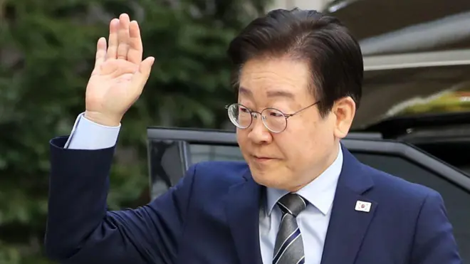 이재명 더불어민주당 대표가 12일 오전 서울 서초구 서울중앙지방법원에서 열린 '대장동 배임·성남FC 뇌물' 특정범죄가중처벌등에관한법률위반(뇌물) 관련 공판에 출석하며 지지자들을 향해 손인사를 하고 있다