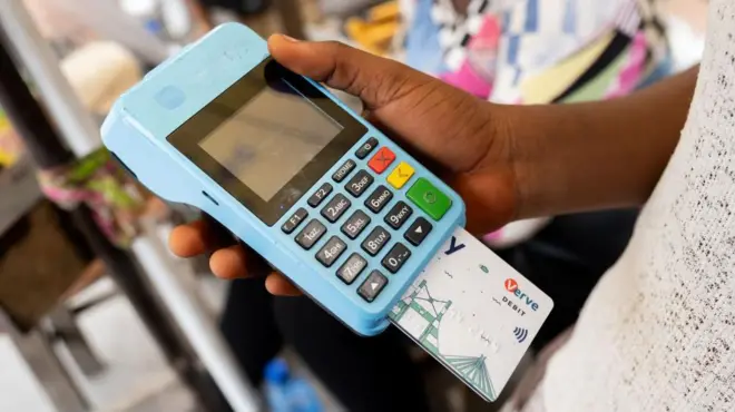 Ọwọ to mu ẹrọ PoS dani pẹlu kaaki Opay ninu rẹ