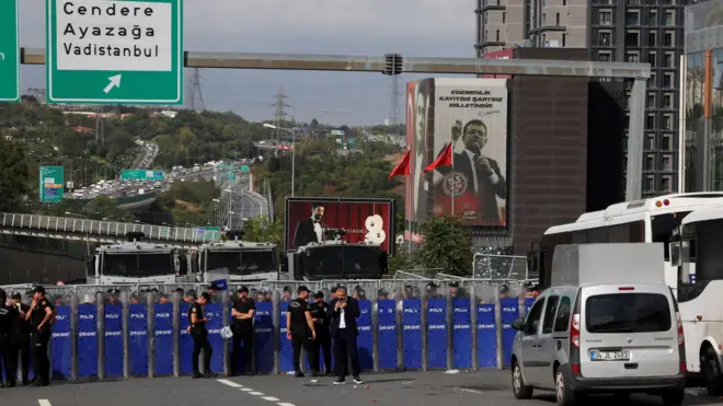 CHP binasının önündeki polis barikatı. 