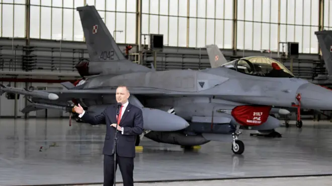 Президент Польши Кароль Навроцкий на фоне истребителя во время посещения авиабазы