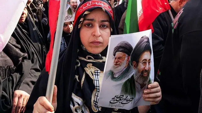 इराणचे नवे सर्वोच्च नेते मोज्तबा खामेनी यांच्या समर्थनार्थ तेहरानमध्ये आयोजित रॅलीत एक महिला सहभागी झाली.