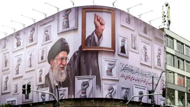 Waa sawir muujinaya hoggaamiyihii hore ee Iiran Ayyatullah Cali Khamenei oo lagu dilay weerarradii ugu horeyay ee dagalaka hadda socda.