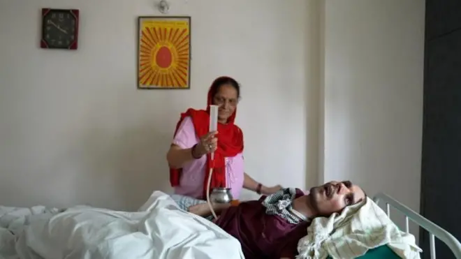 हरीशची आई निर्माला राना 