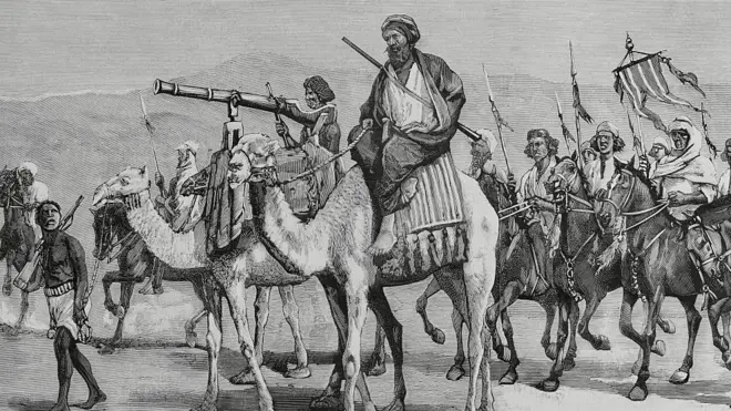 فروری 1884 کی ایک تصویر میں مہدی کو اپنی فوج کے ساتھ سواکن کے قریب دکھایا گیا ہے، جہاں اینگلو مصری افواج کا مرکز واقع تھا