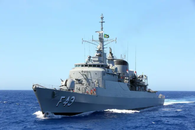 Navio militar cinzaroleta grátisalto mar