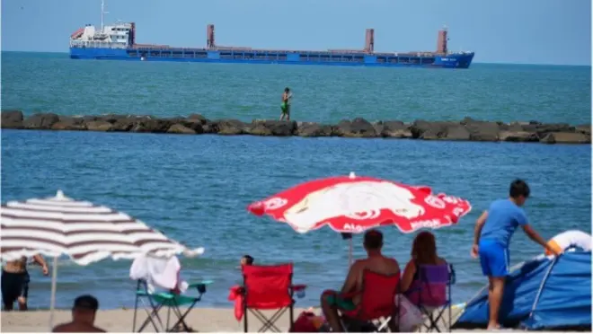 Zhibek Zholy ancré à l'extérieur du port de Karasu