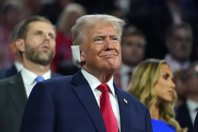 Cựu Tổng thống Mỹ Donald Trump trong Đại hội toàn quốc của Đảng Cộng hòa (RNC) tại thành phố Milwaukee, bang Wisconsin vào tối hôm 15/7 giờ Mỹ (sáng sớm 16/7 giờ Việt Nam) 