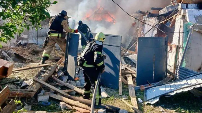 пожарные тушат огонь на руинах дома в Павлограде