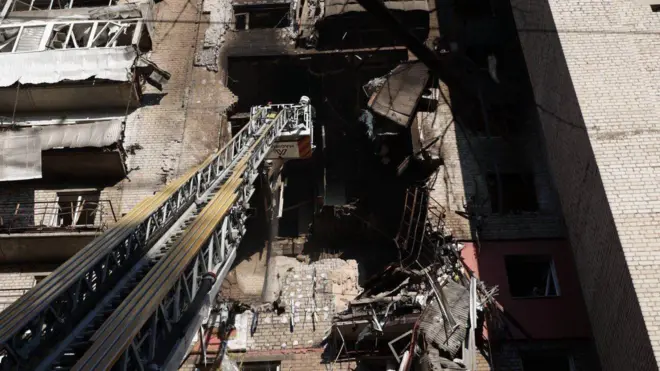 Наслідки російського обстрілу у Дніпрі у ніч проти 23 квітня 2026 року