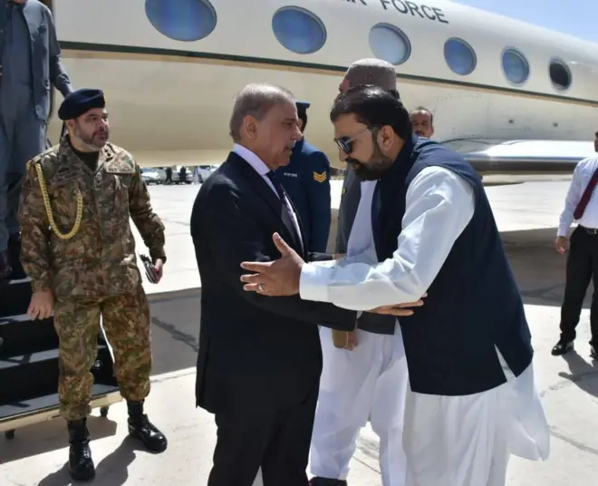 شهباز شریف کوټې ته یوه ورځ وروسته له هغې سفر کوي چې وسله وال د دغه ایالت پر یوه ښار برید وکړ او ځینې دولتي ودانۍ یې وسوځولې.