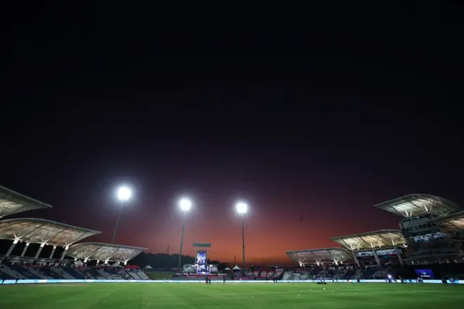 د افغانستان او سویلي افریقا تر منځ د شل اوریز جام نیمه پایلوبه په برائن لارا کرېکټ اکاډیمۍ لوبغالي کې وشوه.