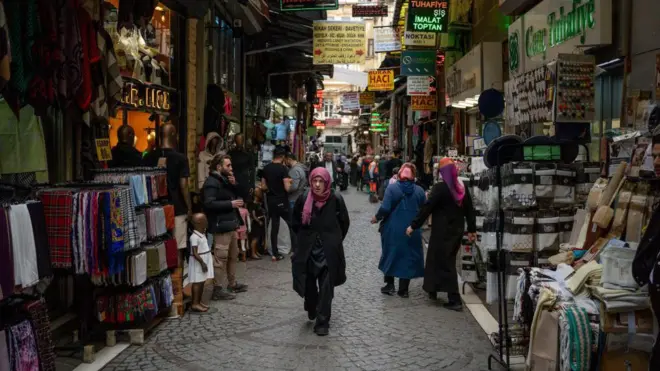 Sokakta gezen insanlar 