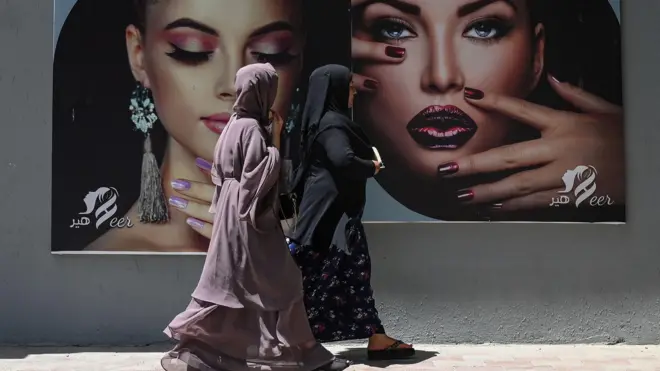 Mujeres afganas fuera de una peluquería