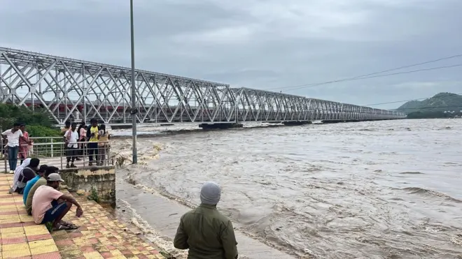 విజయవాడ వద్ద పరుగులు పెడుతున్న కృష్ణా నది