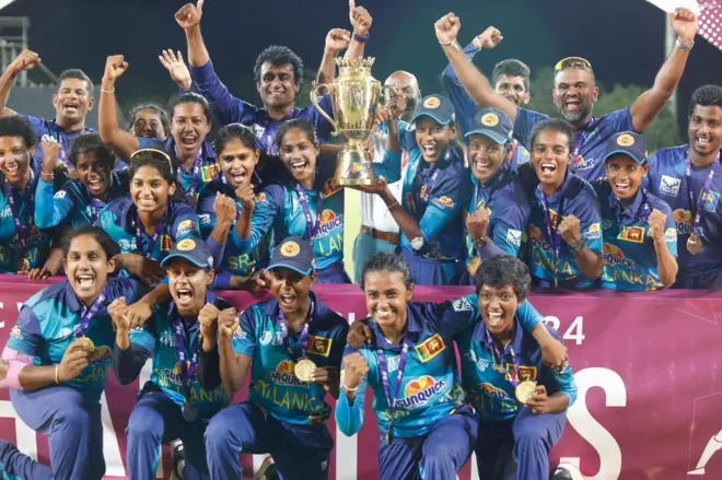 කාන්තා ක්‍රිකට් තරගයක් නැරඹීමට දඹුල්ල ක්‍රිකට් ක්‍රීඩාංගණයට පැමිණි අතිවිශාල ජනකාය ඉදිරියේ ඉතිහාසයේ පළමු වරට ආසියානු කුසලාන කාන්තා ශුරතාවය අපරාජිතව තමන් සතුකර ගැනීමට ශ්‍රී ලංකා කණ්ඩායම අද (ජුලි 28) සමත් විය. ඒ ඉන්දීය කණ්ඩායම කඩුලු 8කින් පරාජයට පත් කරමිනි.