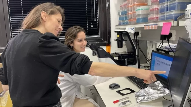 Deux femmes regardent l'écran d'un ordinateur 