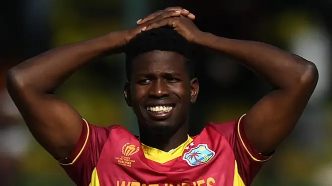 स्कॉटलैंड के साथ क्वालीफ़ायर्स मैच के दौरान वेस्ट इंडीज़ के केविन सिंक्लेयर