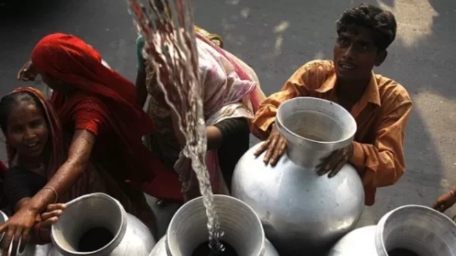 কলসিতে পানি ভরছেন কয়েকজন মানুষ
