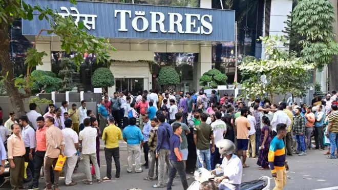 'टोरेस कंपनी'बाहेर अनेक सर्वसामान्य लोकांची गर्दी जमली होती 