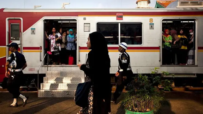 Penumpang kereta di stasiun Manggarai. 