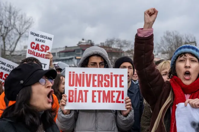 Üniversiteliler biat etmez yazılı bir pankart. 