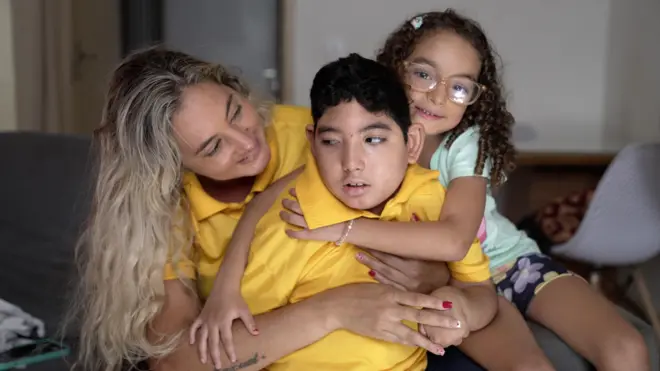 Anne Caroline e os filhos Moisés e Maria