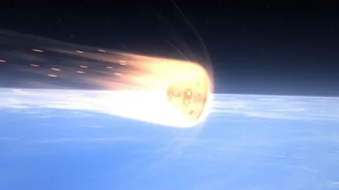Representación del módulo tripulado Orión reingresando en la atmósfera terrestre. La cápsula cónica se encuentra muy por encima de la superficie del planeta y está rodeada por un resplandor ardiente mientras desciende. Se observa una onda de presión curvándose justo por delante del escudo térmico. Chispas de color naranja se desprenden de la cápsula.