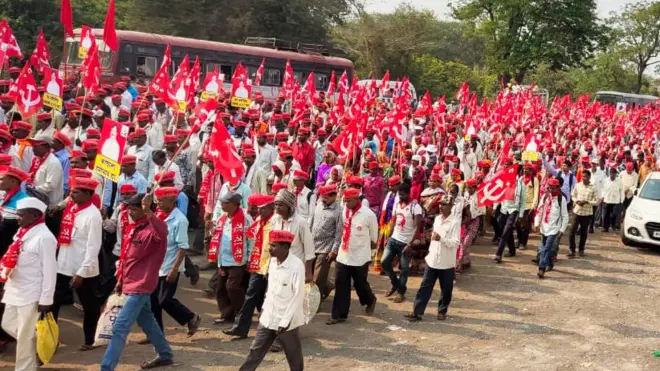 নাসিক থেকে প্রায় কুড়ি হাজার কৃষকের মিছিল এগোচ্ছে মুম্বাইয়ের দিকে