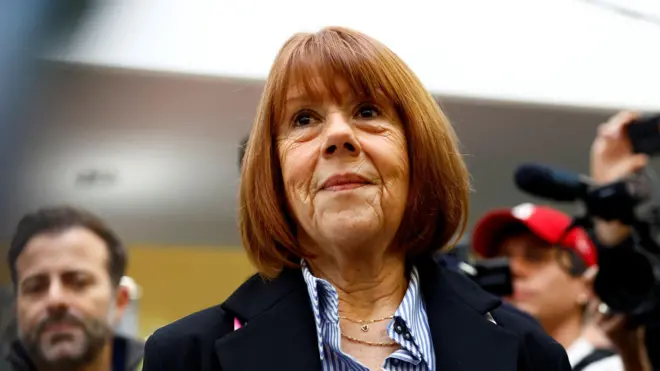 Gisèle Pelicot mahkeme salonunda, gülümsüyor