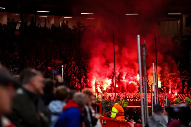 ألعاب نارية في ملعب الأولد ترافورد الملقب بـ"مسرح الأحلام" خلال مباراة مانشستر يونايتد مع ليون