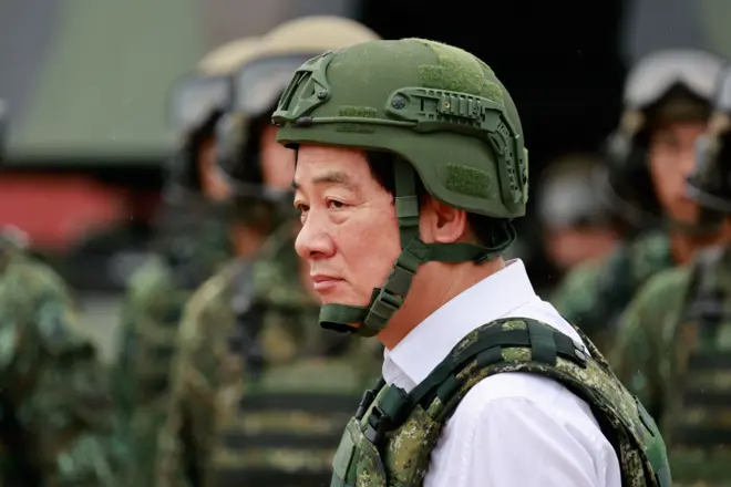 헬멧을 쓴 라이칭더 총통