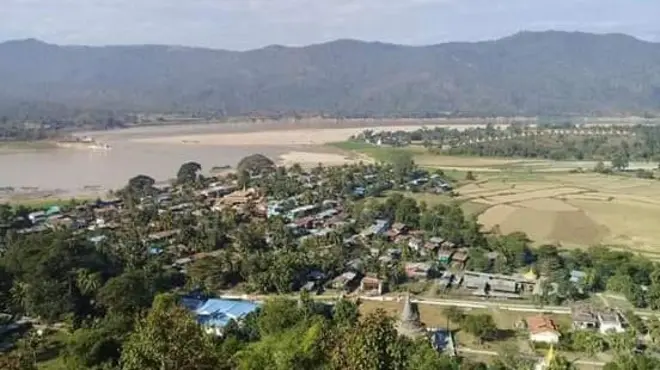 ချင်းတွင်းမြစ်ဘေးက မစိန်စံပြရွာ 