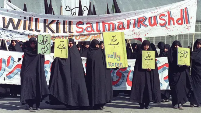 اعتراض زنان در ایران علیه سلمان رشدی