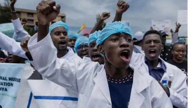 Awọn dokita to n kọṣẹ iṣegun oyinbo lọwọ lasiko ti wọn 