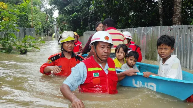 မိုးကောင်းမြို့မှာ ရေကြီးရေလျှံတာကြောင့် ကူညီကယ်ဆယ်ရေး လုပ်နေကြရပါတယ်။