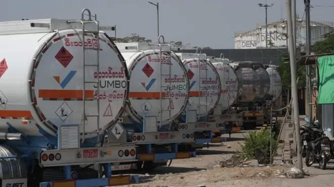 သီလဝါဆိပ်ကမ်းက စက်သုံးဆီသယ်ယာဥ်တွေ