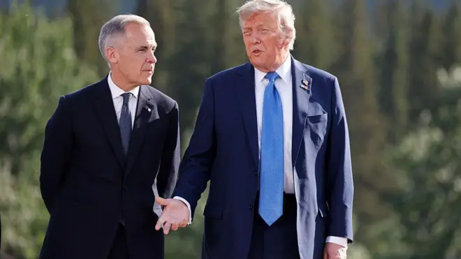 特朗普和卡尼都穿着深色西装，一同站在户外。