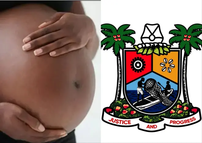 Alaboyin gbe ọwọ rẹ mejeeji sori ikun rẹ, ọkan loke, ekeji ni isalẹ.