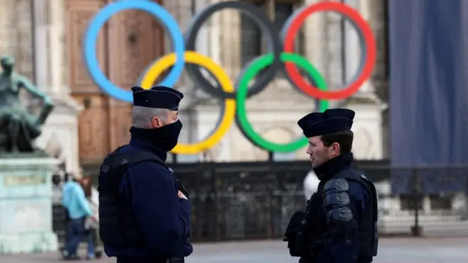 Policiaisquand cbetfrente a símbolo com arcos olímpicos