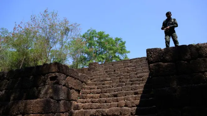 ပိုင်နက် အငြင်းပွား နယ်စပ်မှာ ရှိတဲ့ ဟိန္ဒူ ဘုရားကျောင်း လှေကားထိပ်မှာ တွေ့ရတဲ့ ထိုင်းစစ်သား၊ မတ် ၅ ရက်၊ ၂၀၂၅။