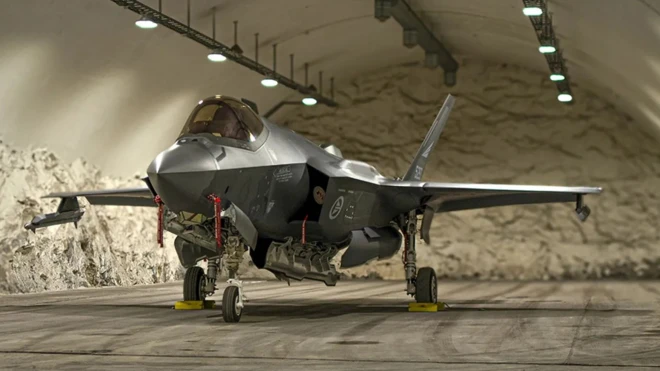 Винищувач F-35 у підземному ангарі 