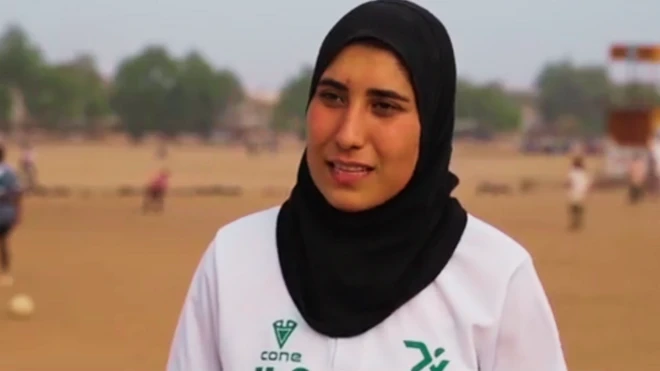 A woman on black hijab wit white cloth