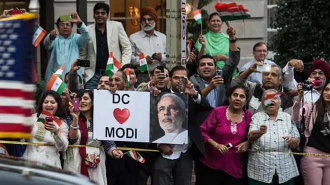 ওয়াশিংটন ডিসিতে নরেন্দ্র মোদীর কনভয়ের পাশে উচ্ছ্বসিত প্রবাসী ভারতীয়রা 