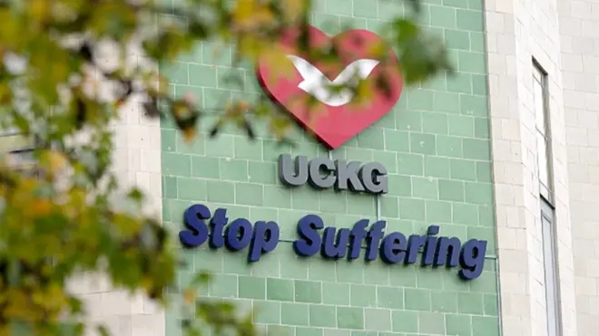 ‘고통을 멈추세요’라는 문구와 함께 적힌 UCKG 로고