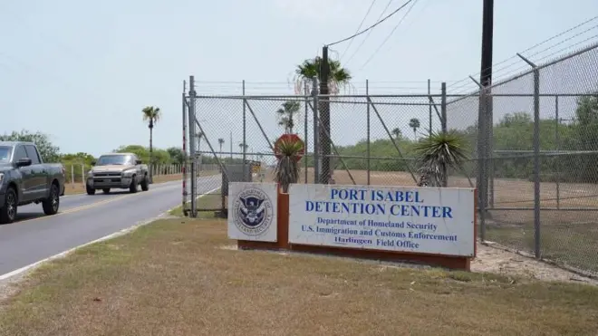 テキサス州ロス・フレスノスにある米移民関税捜査局（ICE）のポート・イザベル拘置所の入り口（2024年6月10日撮影）