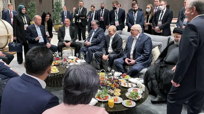 ابراهیم رئیسی در جمع برخی رهبران حاضر در نشست سازمان شانگهای