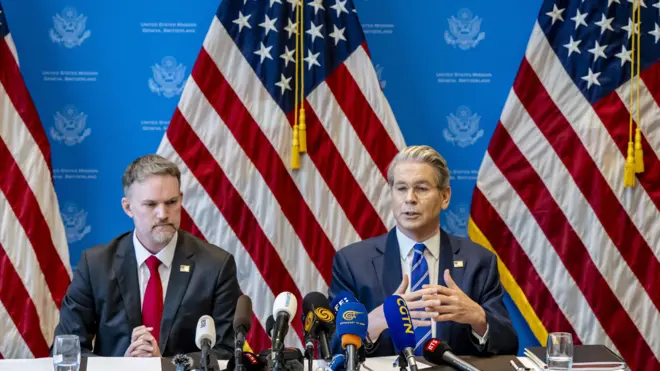 الممثل التجاري الأمريكي جيميسون جرير (يسار) ووزير الخزانة الأمريكي سكوت بيسنت (يمين)